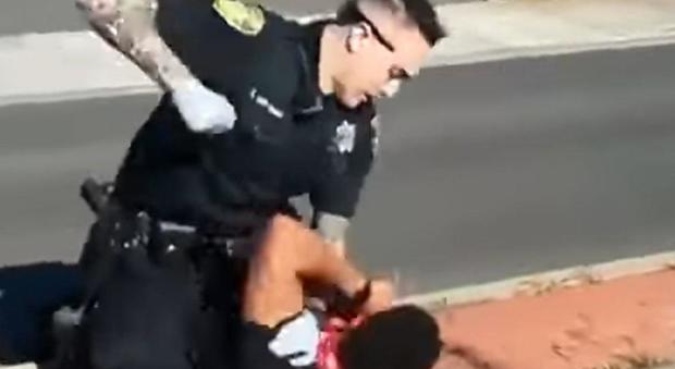 Usa, poliziotto picchia in strada un uomo con disturbi mentali: bufera per il video choc della violenza