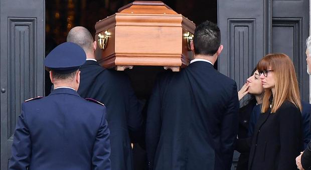 Fabrizio Frizzi, lo sguardo perso nel vuoto della moglie Carlotta ai funerali
