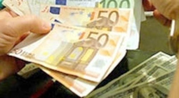 A Roma Termini con 2.000 euro in banconote false: scappano ma vengono arrestati