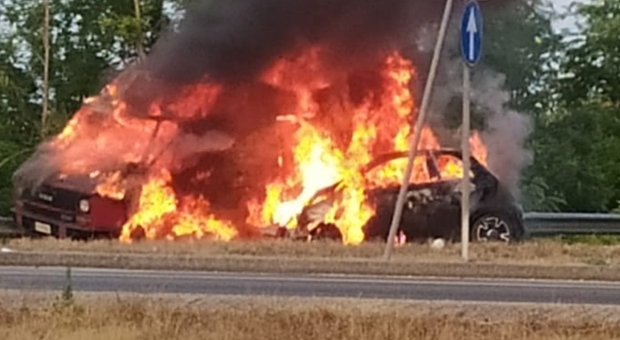 Salento, scontro sulla provinciale: furgone e auto in fiamme
