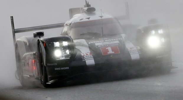 La Porsche 919 Hybrid numero 1 e campione in carica è al comando della 24 Ore di Le Mans dopo tre ore di gara