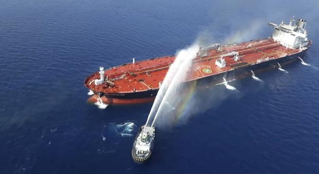Petroliere in fiamme nel Golfo dell'Oman: «Una colpita da siluro». E il prezzo del petrolio schizza