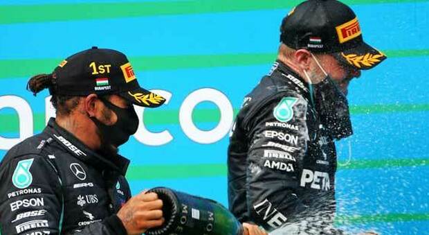 Hamilton e Bottas festeggiano sul podio