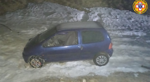 Padre e figlio di Venezia bloccati con l'auto in mezzo alla neve a Pieve del Grappa