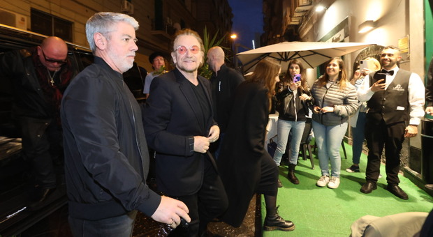 L'arrivo di Bono al ristorante