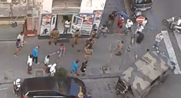 Napoli, alta tensione in via Firenze: militari dell'Esercito aggrediti da gang di extracomunitari per impedire fermo