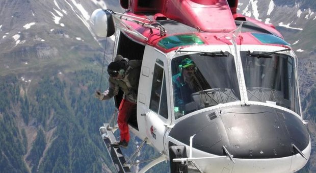 Trentino, tragedia durante la cordata: un alpinista morto e tre gravi
