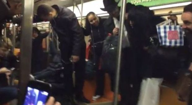 Topo ospite indesiderato nella metropolitana di New York tra urla e sorrisi