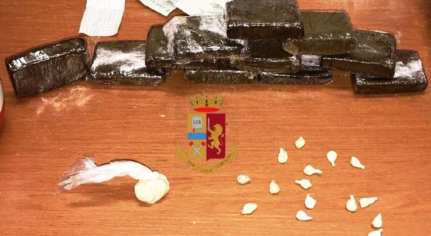 Spaccio di droga a Scampia, arrestato pusher: nell'armadio hashish e eroina