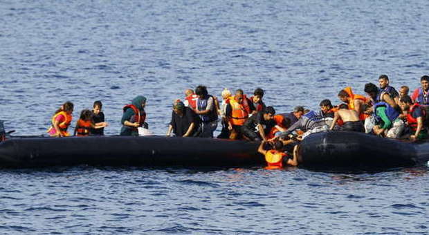 Migranti, affonda barcone a Lesbo: ​bimba di 6 anni trovata morta in acqua