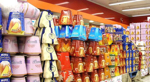 Prodotti tipici nei supermercati e decorazioni, Roma è già pronta per il Natale
