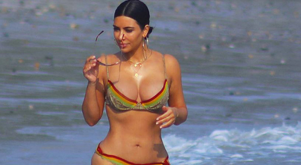 Kim Kardashian scatena il panico, insulti alle costumiste per la taglia: "Voleva la 42 ma è una 48"