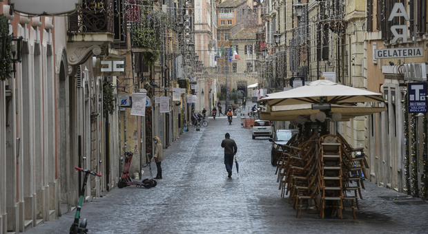 Zona rossa, Zampa: «Dal 7 gennaio tutta Italia sarà zona gialla». Scuola, ok prefetti per ripresa al 50%