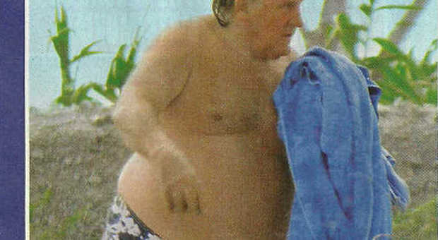 Gerard Depardieu hot, strip "abbondante" al mare per cambiare il costume