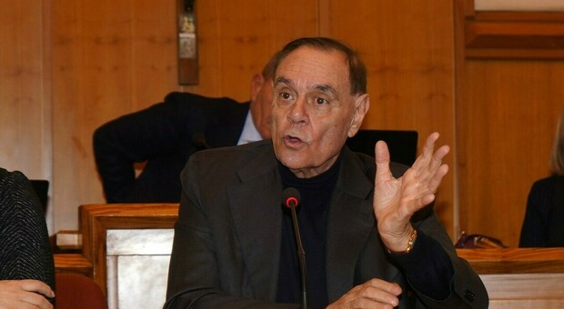Il sindaco Clemente Mastella in Consiglio comunale
