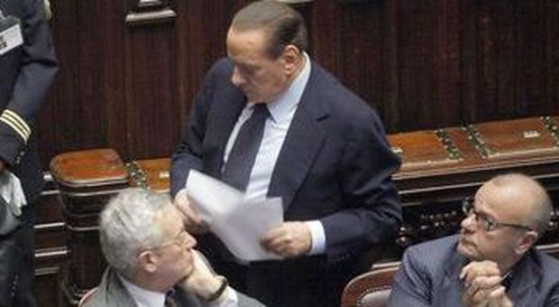 Berlusconi se ne va dopo il ko (foto Mauro Scrobogna - Lapresse)
