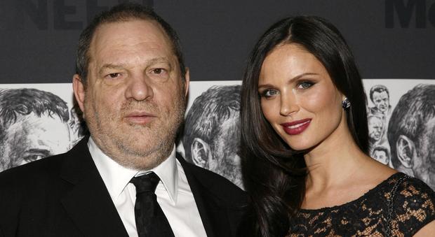 Weinstein lasciato dalla moglie: "Le sue azioni sono imperdonabili, ho il cuore a pezzi"