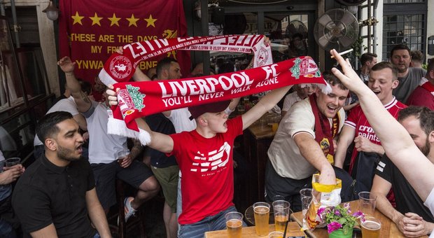 Roma-Liverpool, tra i tifosi dei Reds spunta un sardo: «Li seguo da 25 anni, in Italia siamo 300»