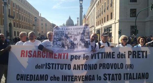 A San Pietro il primo sit-in di protesta delle vittime italiane di pedofilia