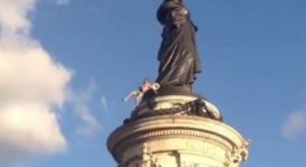 Parigi, tragedia al festival techno: ragazzo si arrampica su una statua, scivola e muore sul colpo