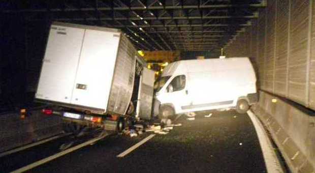 Genova, ubriaco e drogato guida il furgone contromano: una donna morta e tre bambini gravissimi