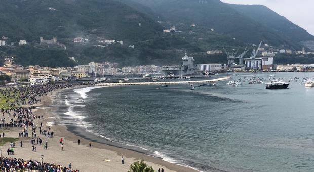 Il varo della nave Trieste: un'onda anomala travolge gli spettatori sul lungomare di Castellammare