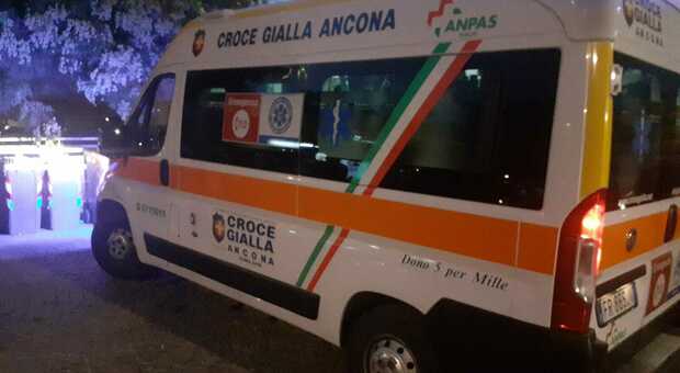 Ancona, ragazzina colpita al volto dal pallone e 14enne ferito alla testa nello scontro gioco: ambulanze nei campetti