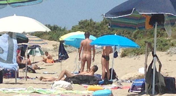 Nudisti in spiaggia, blitz per sgomberare