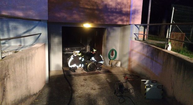 Scoppia un incendio in garage: in cenere auto e motorino a Sedegliano