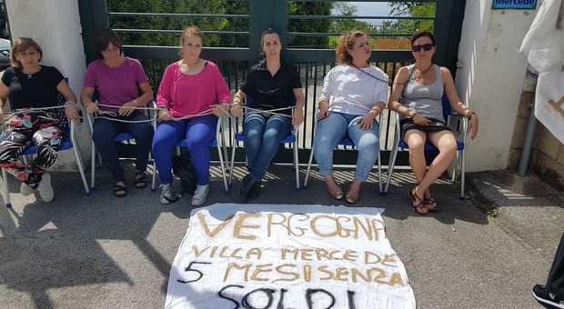 Ischia, protestano in catene i licenziati di Villa Mercede