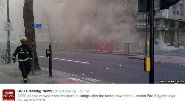 Londra, incendio nel cuore della City: evacuate duemila persone da uffici