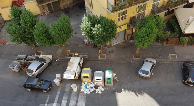 «Napoli, che tristezza la differenziata in strada fuori dai cassonetti»