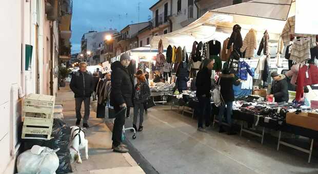 Fiera d'autunno a Porto San Giorgio, lo shopping batte anche il freddo. «Ma ora bisogna puntare al Natale»