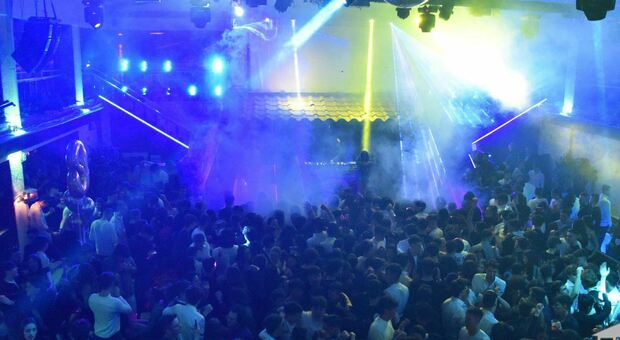 Capannina, la storica discoteca di Forte dei Marmi chiude per ordine del questore: alcol a minori e aggressioni