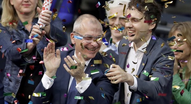 Germania, voto storico del Bundestag: sì ai matrimoni gay. Ma la Merkel vota contro