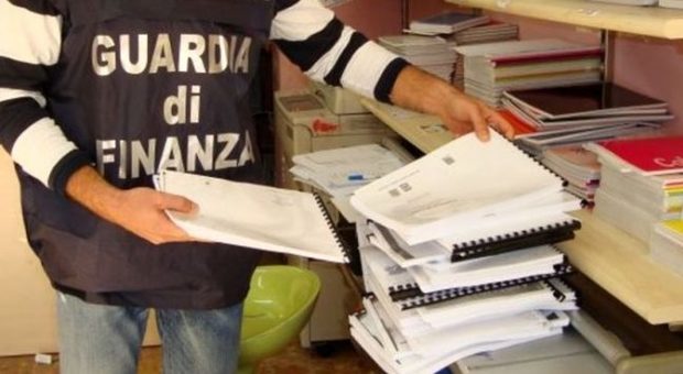 Napoli, blitz nelle copisterie di Mezzocannone: libri universitari fotocopiati venduti a 30 euro
