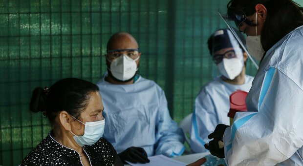 Coronavirus, nel Lazio casi triplicati nelle ultime 24 ore. Via ai test su passeggeri bus da Romania