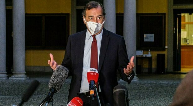 Coronavirus a Milano, il sindaco Sala ai milanesi: «Finora 2303 morti in città. Vi prego indossate la mascherina»
