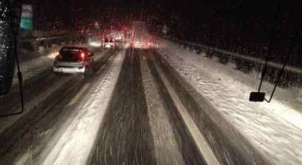 Automobilisti prigionieri della neve sulla Salerno-Reggio Calabria, dieci ore bloccati al gelo: l'Anas commissaria l'A3