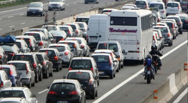 Verona, uomo cammina tra le auto: travolto e ucciso sull'autostrada A4