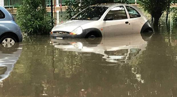 Bomba d'acqua su Marano, allegamenti e voragini: automobilisti bloccati nel traffico