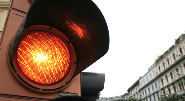 Cassazione: la multa per semaforo rosso è valida anche con giallo «lampo»