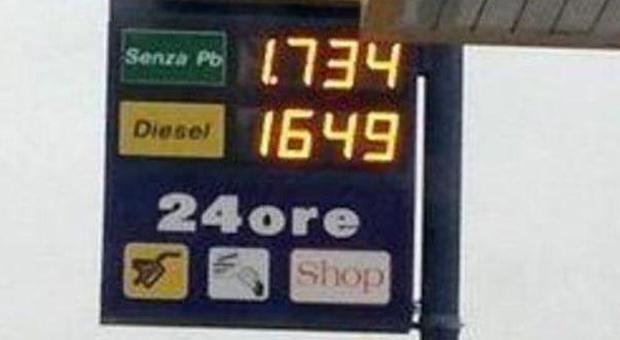 Un display elettronico per i prezzi dei carburanti: non basta