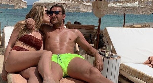 Francesco Totti e la foto con Ilary Blasi al mare, fan impazziti: «Sei ancora figo, torna a giocare»