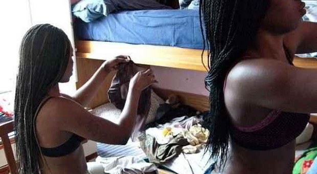 Arrivate con i barconi e costrette a prostituirsi con riti vudù: giovanissime nigeriane dovevano pagare anche l''affitto del marciapiede