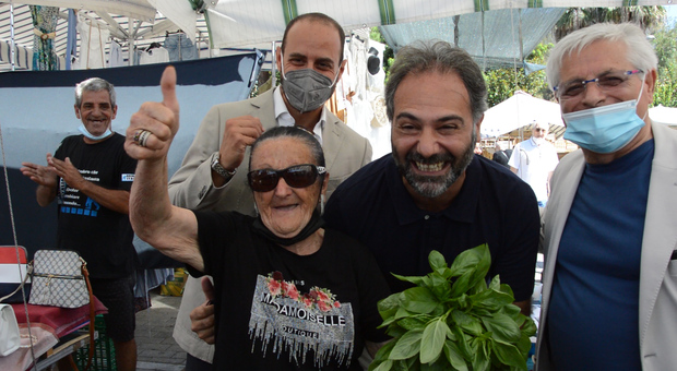 Napoli, Maresca al mercatino di Fuorigrotta, i commercianti: «Vogliamo decoro e sicurezza»