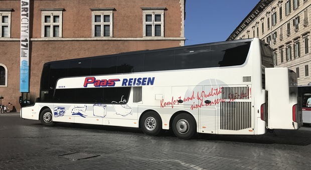 Roma, Rutelli posta una foto su Facebook: «Ecco un "bus mostro" a Piazza Venezia»
