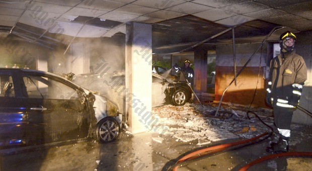 Latina, incendio in via Boito: bruciate cinque auto, danni alla palazzina