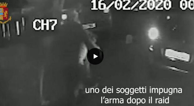 Napoli, spari contro una donna dopo la lite per il costo del berretto: 3 arresti e un fermo per un minorenne