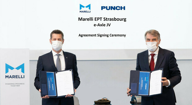 La firma dell'accordo tra Hannes Prenn, executive vice president e ceo di Marelli Electric Powertrain e Guido Dumarey, fondatore e ceo di Punch